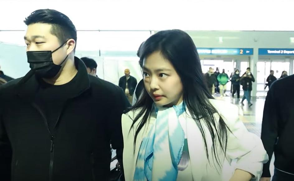 Jennie現身機場。(圖/翻攝自YouTube)