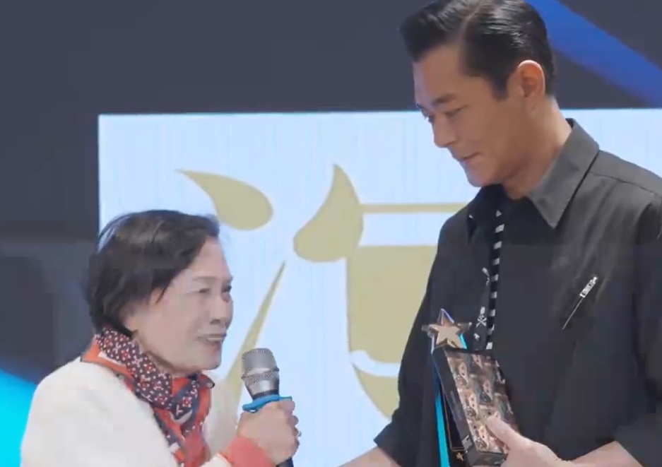余慕蓮獲會長古天樂頒發「傑出演藝大獎」（圖／翻攝微博）