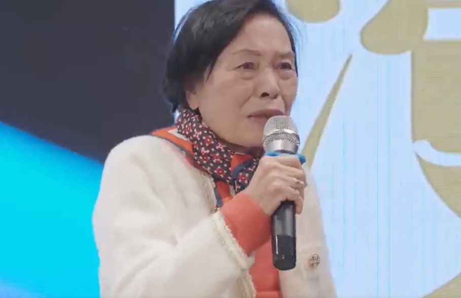 余慕蓮領獎時甚至喜極而泣。（圖／翻攝微博）