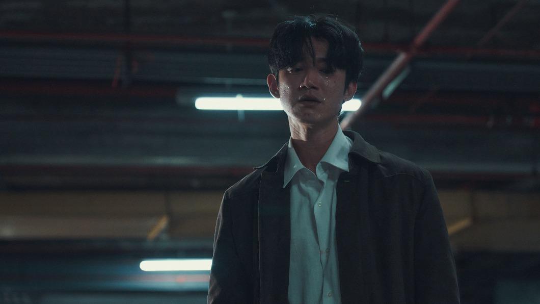 吳慷仁劇中飾演檢察官，因案件繁重日漸憔悴。（圖／Netflix提供）