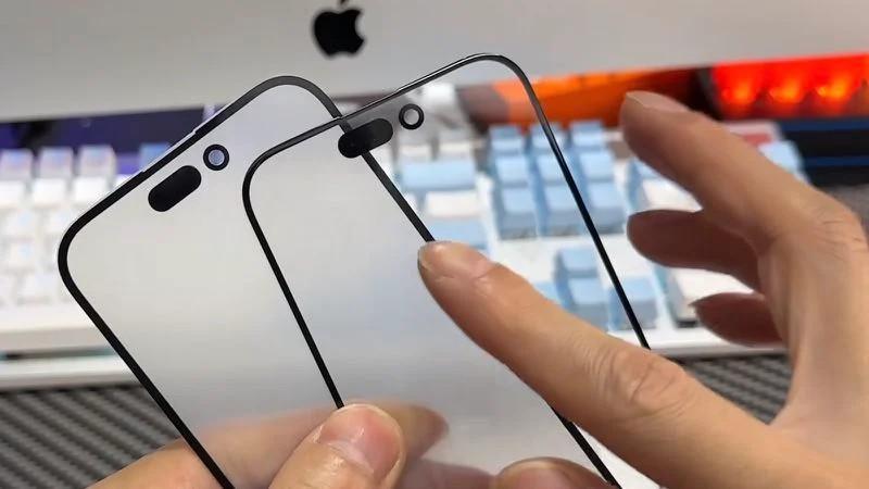 iPhone 15 Pro(右)的螢幕邊框將比iPhone 14 Pro(左)更窄。(圖/翻攝自Macrumors)