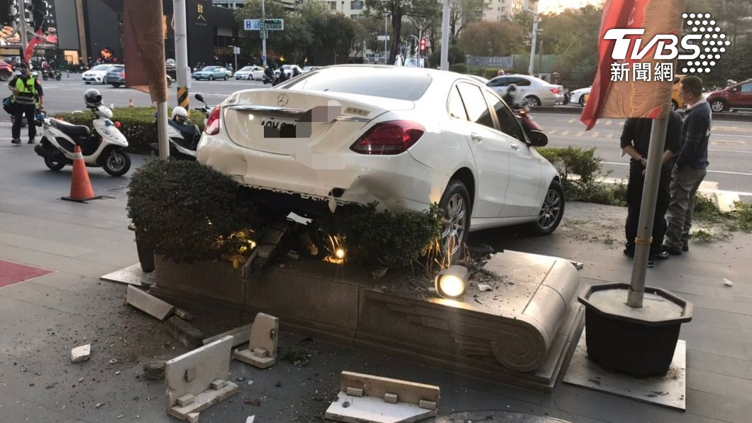 高雄男倒車誤踩油門!賓士暴衝卡花圃 一波操作嚇傻路人