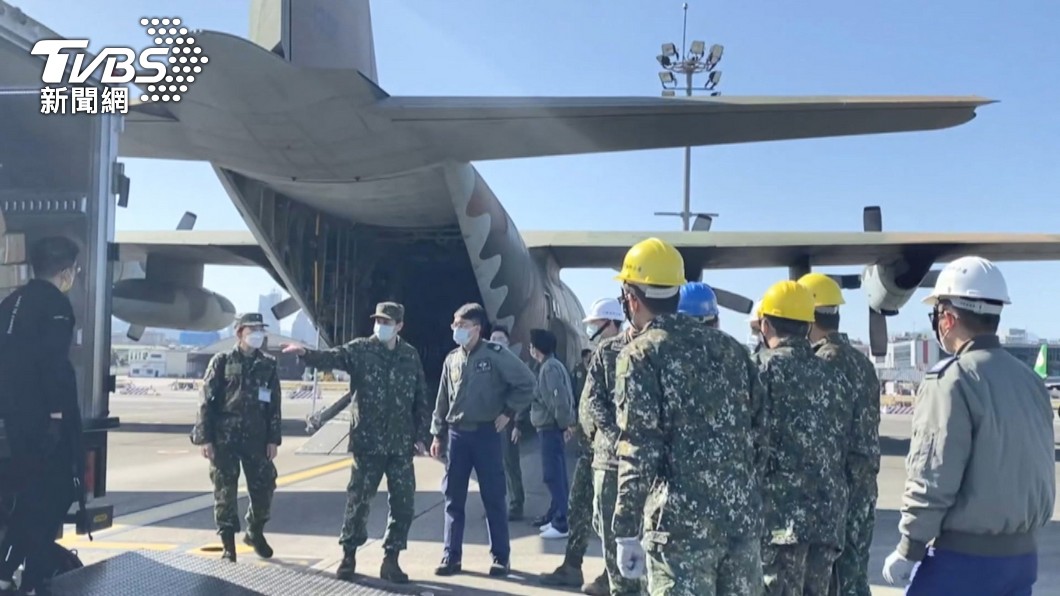 C-130運輸機昨(6日)上午,已運送5.2噸各類冷凍肉品抵達馬祖。(圖/TVBS)