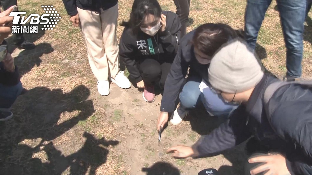 高虹安在南寮漁港國際風箏賽場進行會勘。(圖/TVBS)