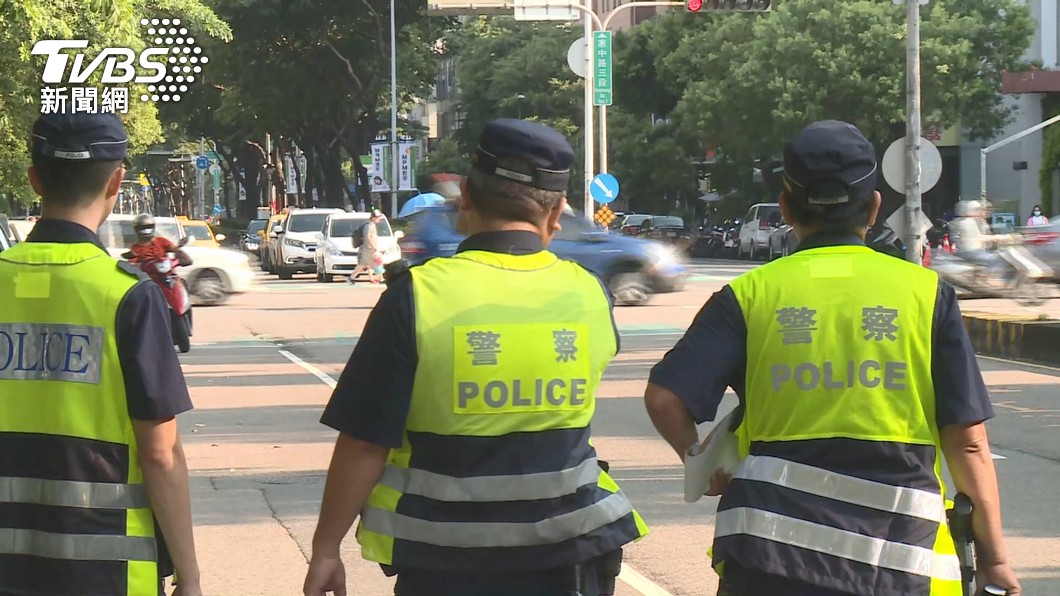 行政院昨(26)日核定,自今(2023)年7月起將調高警勤加給15%,估約近7萬名員警受惠。(示意圖/TVBS資料照)