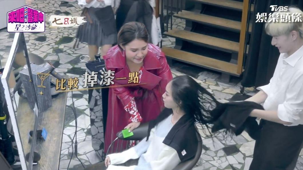 謝依霖故意拉攏客人給美體部星星。（圖／翻攝自《來吧！營業中2》）