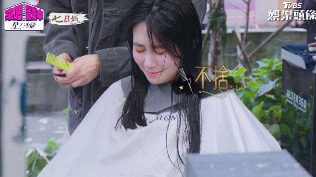 女客人視髮如命,不捨頭髮被剪短。(圖/翻攝自《來吧!營業中2》)