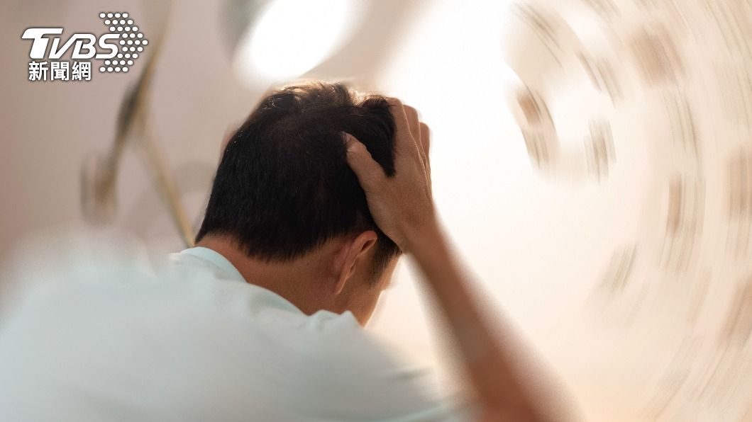 頻繁的頭暈症狀也要小心。（示意圖／Shutterstock達志影像）