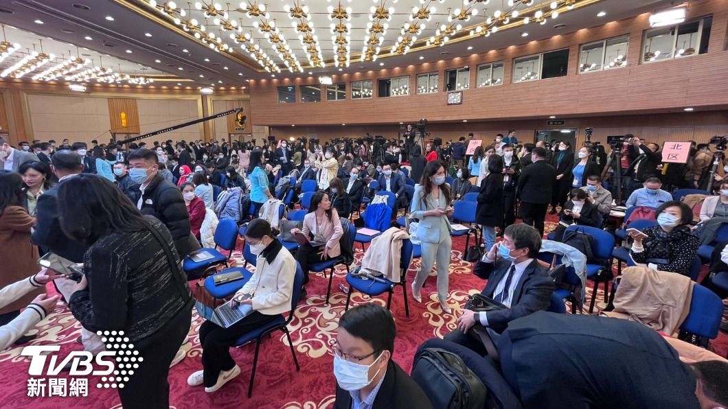 秦剛升任大陸外長後,首次主持人大外長記者會,吸引大批媒體進駐。(圖/TVBS)