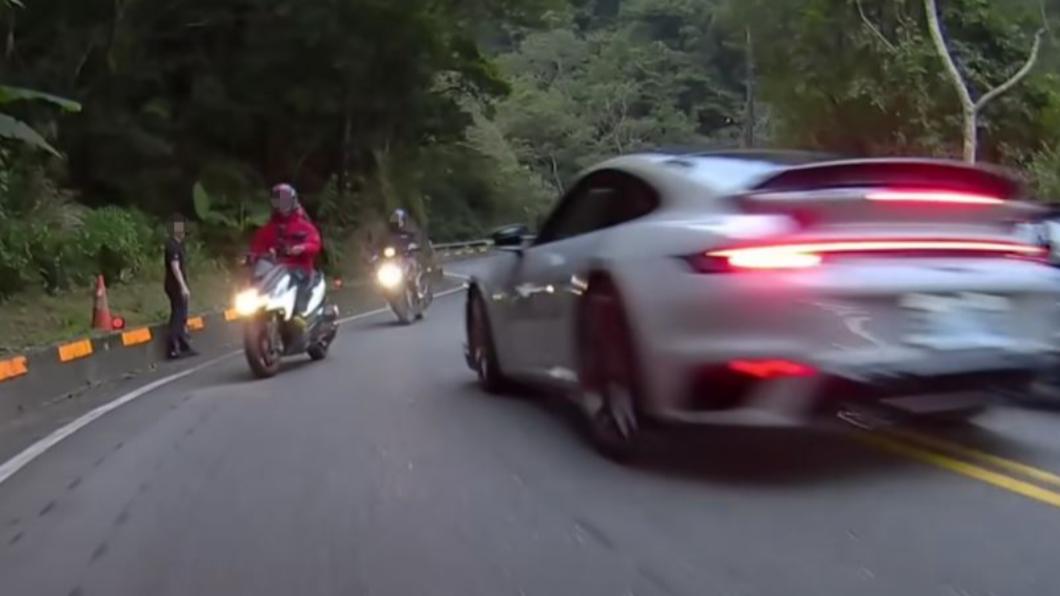 機車騎士險些遭撞,只好靠著山壁行駛。(圖/翻攝自WoWtchout-地圖型行車影像分享平台)