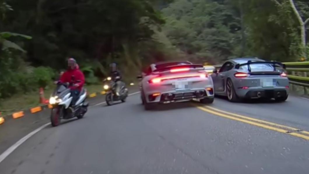 保時捷逼車、加速又驟停,有危險駕駛行為。(圖/翻攝自WoWtchout-地圖型行車影像分享平台)