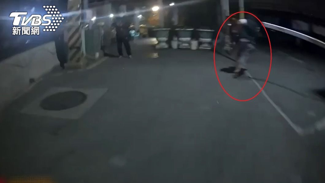 潘男一看到警員就拔腿狂奔。(圖/TVBS)