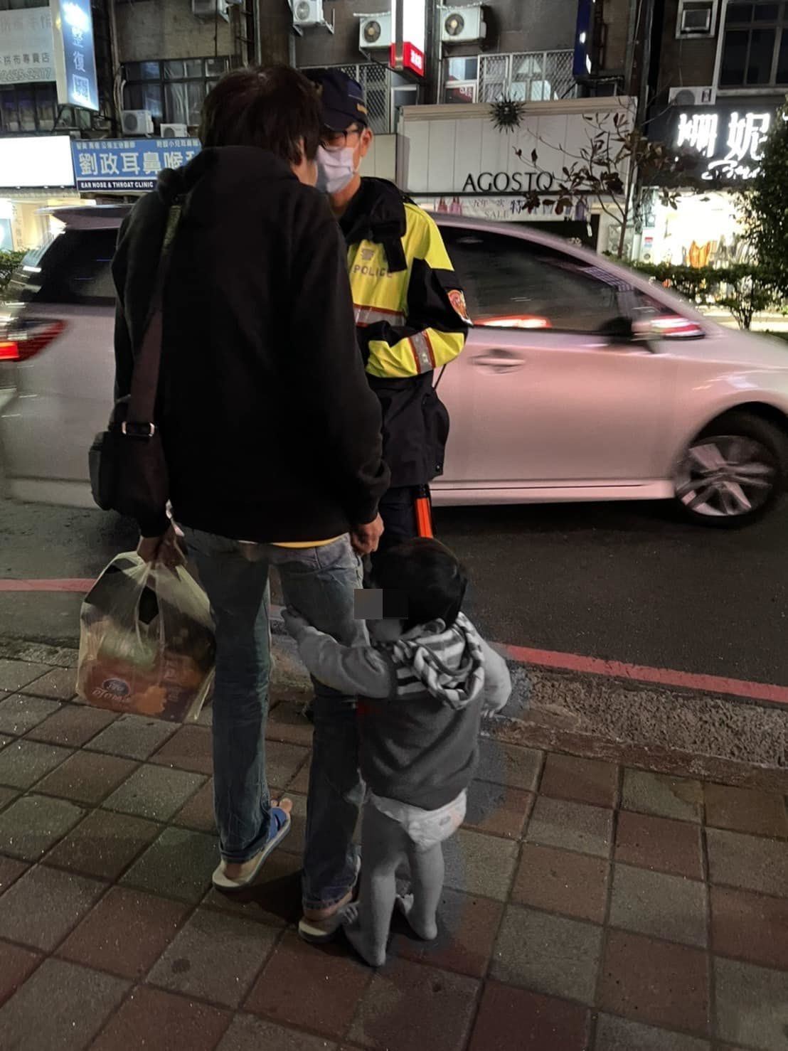 員警同樣問了同樣的問題，阿公則回覆「不然你帶回去養啊」。（圖／翻攝自「細說淡水」臉書）