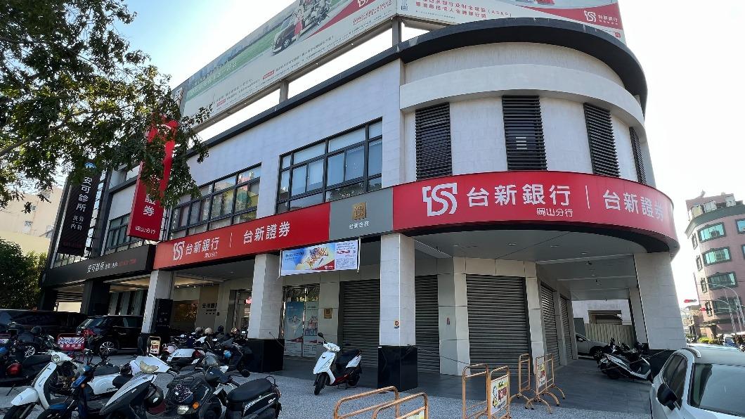 卡位金店面!高雄人砸2.4億現金 豪氣打包3連棟透天