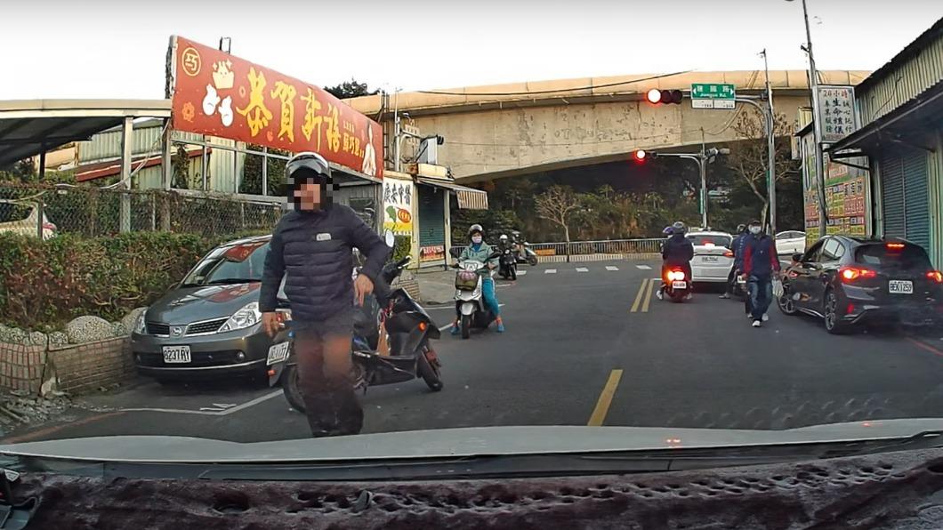 機車不當超車險釀事故!騎士路中嗆罵 駕駛不忍了開告