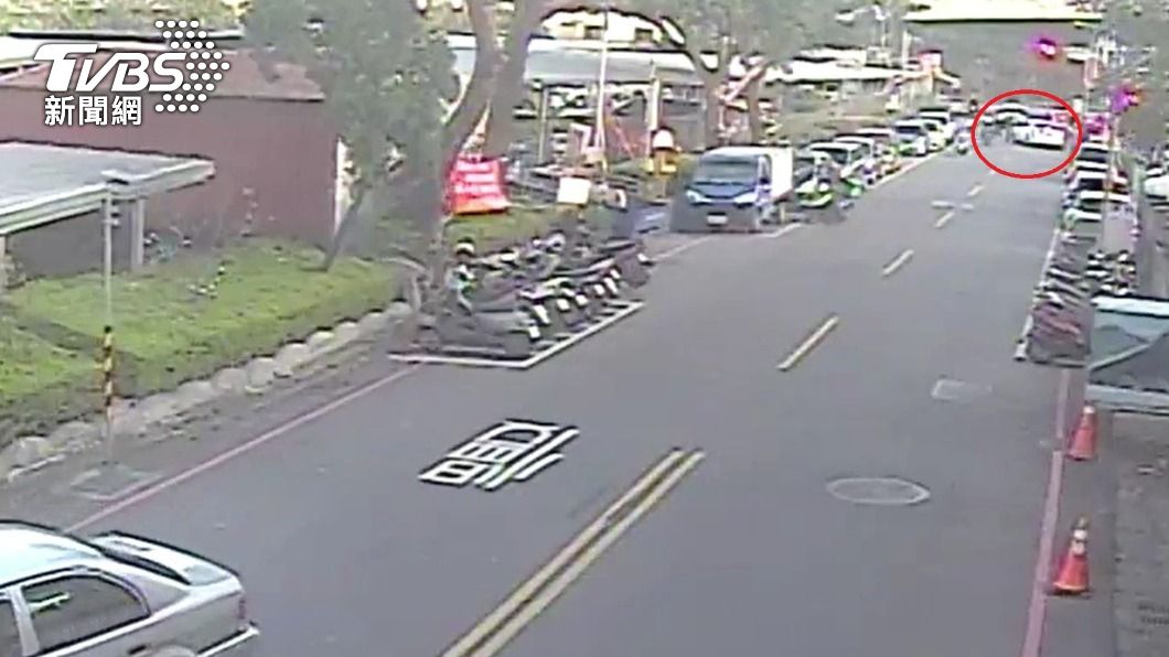 路口監視器拍下騎士下車嗆聲。（圖／TVBS）