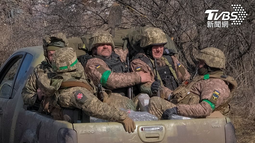 烏軍在軍用卡車上前往戰場。（圖／達志影像路透社）