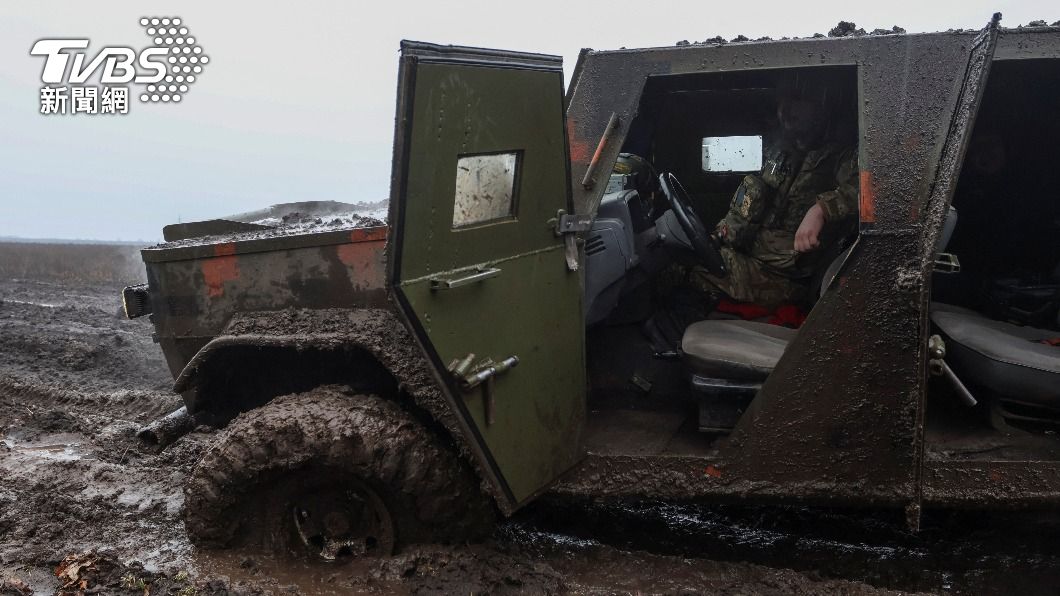 軍用卡車深陷泥沼，如同當地戰事一般。（圖／達志影像路透社）