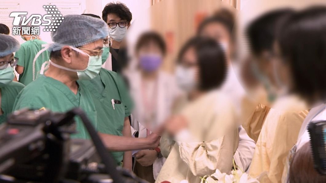 楊庭豪母親在手術室外守候(圖/TVBS)