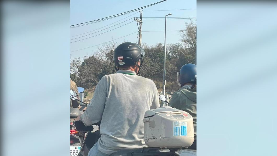餓了嗎?「電鍋」變機車置物箱 網笑:還缺一碗白飯