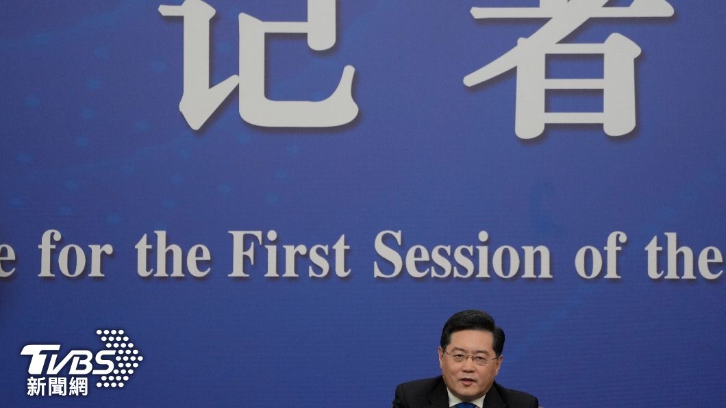 秦剛首次以大陸外長身份,主持人大外長記者會。(圖/達志影像美聯社)