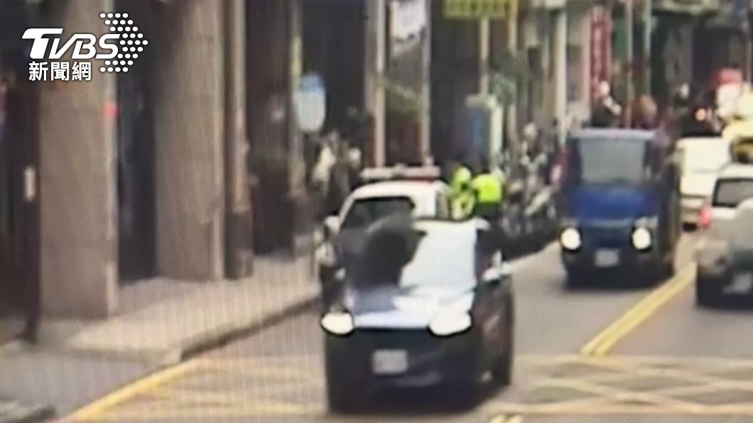 線上警力逮捕詐欺車手。(圖/TVBS)