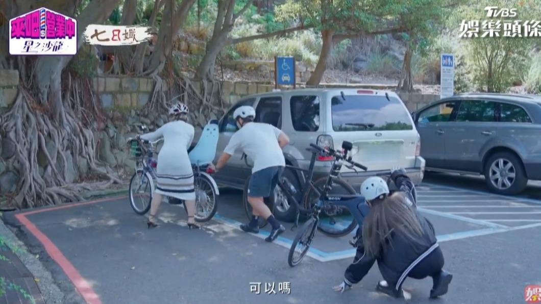 謝金燕(右)腿軟蹲地。(圖/翻攝自《來吧!營業中2》)