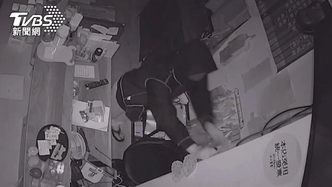 慣竊持拔釘器破壞店家門鎖。(圖/TVBS)