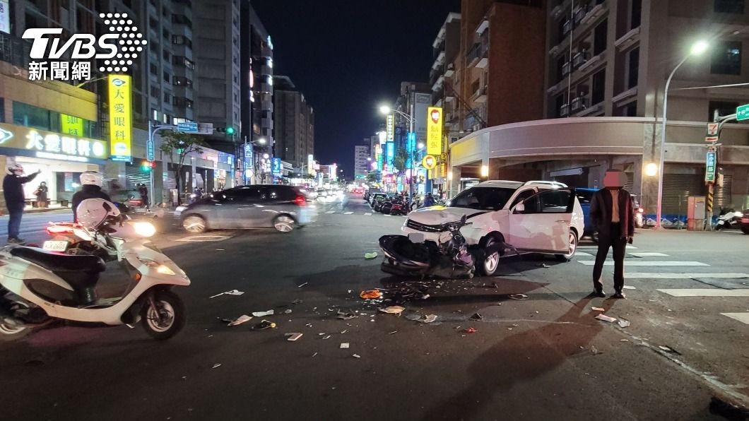 疑休旅車未禮讓!父女雙載路口遭撞飛 雙雙倒地送醫