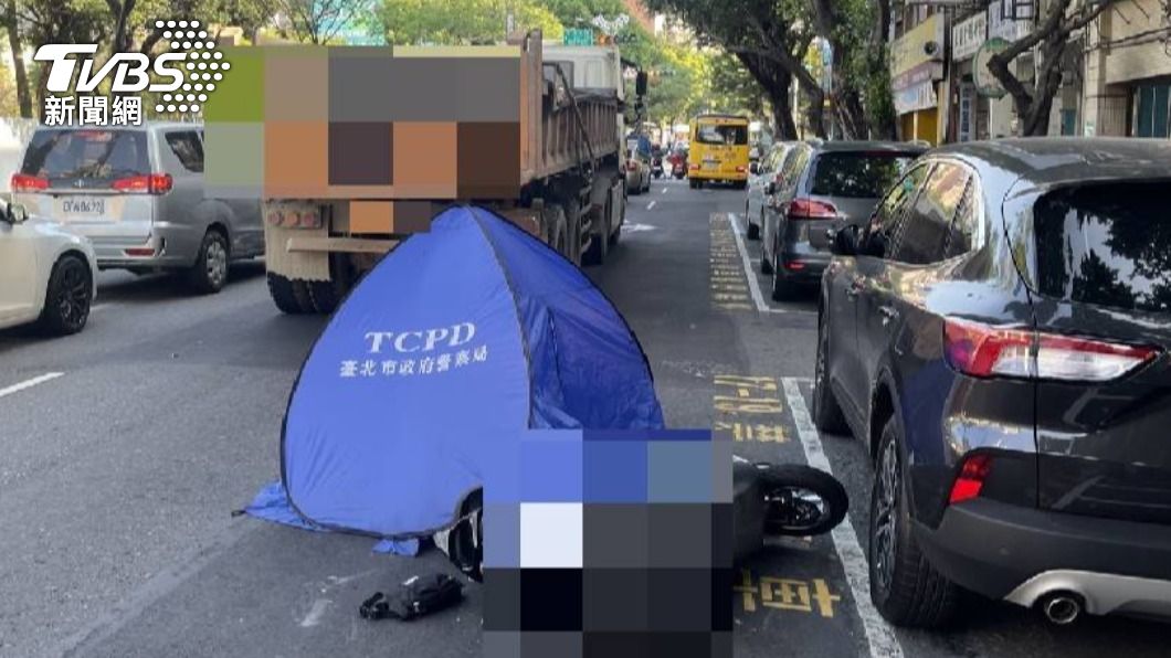 前車為閃清潔隊推車急煞 騎士擦撞倒地遭砂石車輾破頭亡