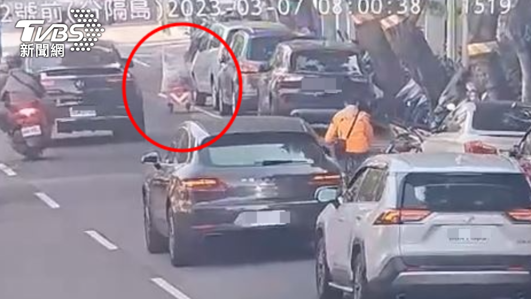 當時清潔隊人員將垃圾手推車放在車道旁。(圖/TVBS)