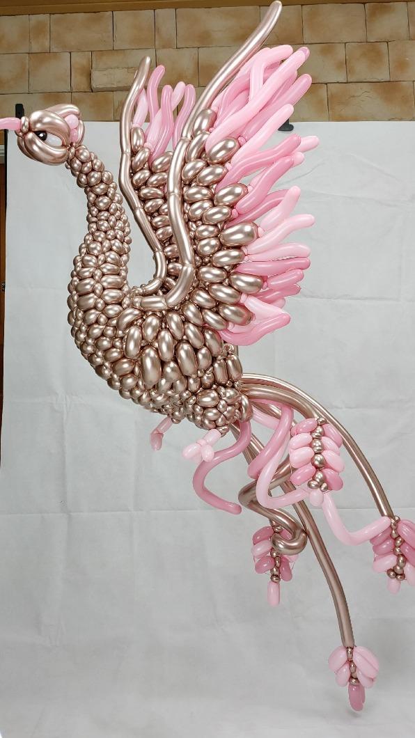 洪璽皓的氣球作品「鳳凰」榮獲Qualatex指定色創作大賽世界第3名。（圖／伊林娛樂提供）