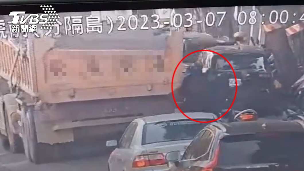 前方機車急煞後,簡姓騎士煞不及擦撞自摔,遭砂石車輾過。(圖/TVBS)