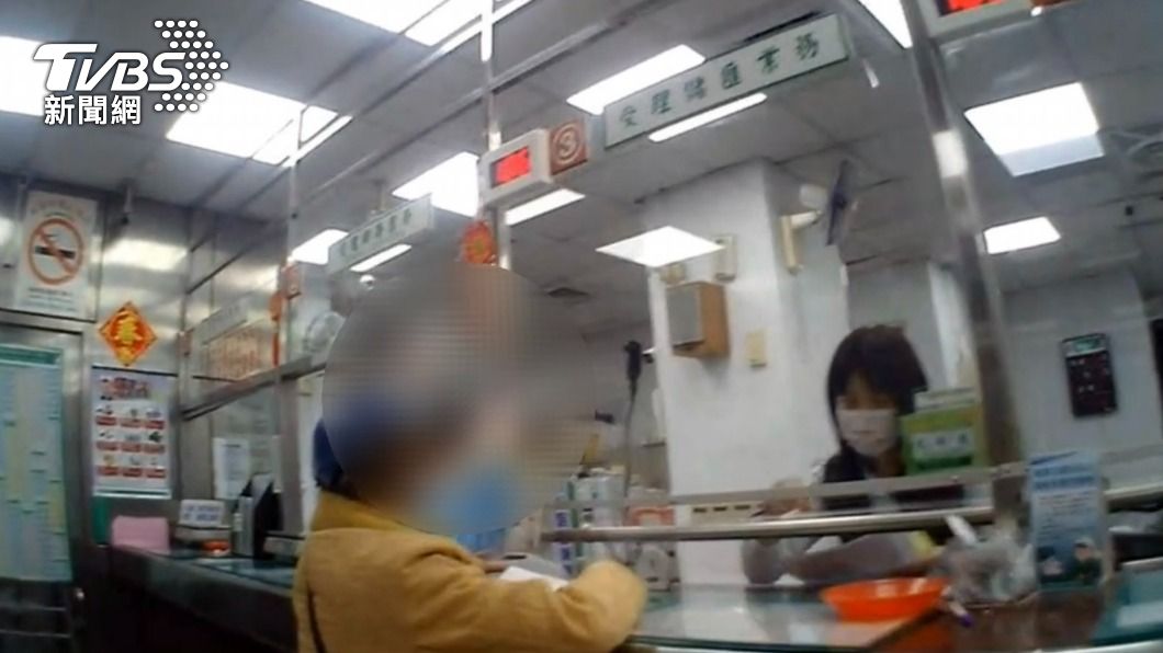 6旬婦人遭詐團利用，到郵局提領贓款。（圖／TVBS）