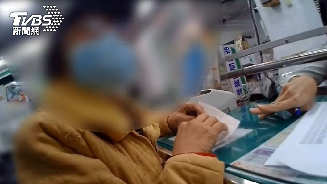 警方到場盤查,婦人辯稱是幫親戚保管帳戶。(圖/TVBS)