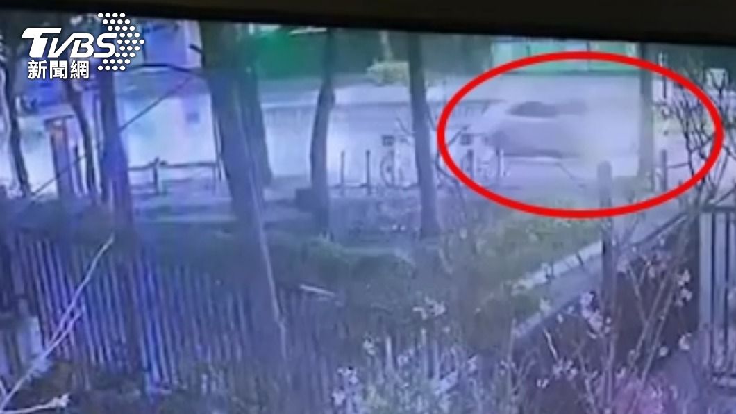 自小客車經過後,公車玻璃變成霧面碎裂狀。(圖/TVBS)