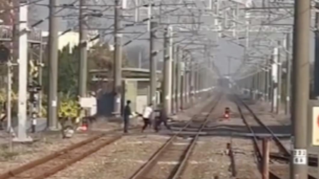要打去練舞室打!路人佔平交道打架 釀3列車誤點42分