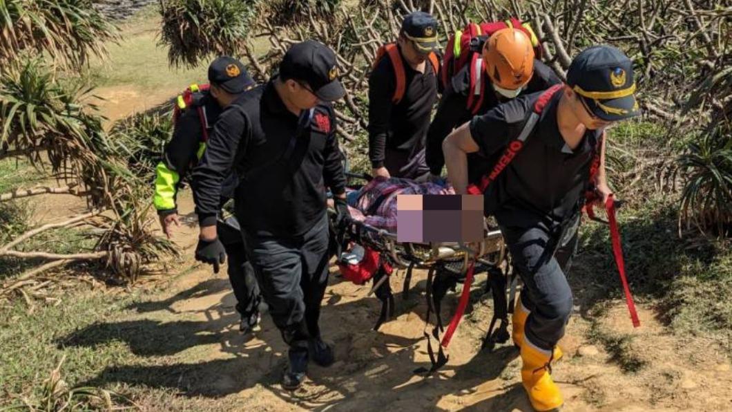 婦人走登步道「腳骨折」 9名消防隊員接力搬運下山
