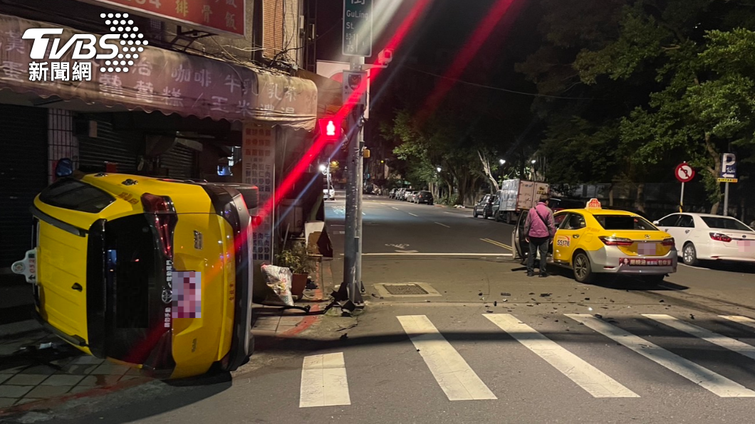 小黃路口相撞！側翻滑行險衝民宅　警揭「閃紅、黃燈」差異