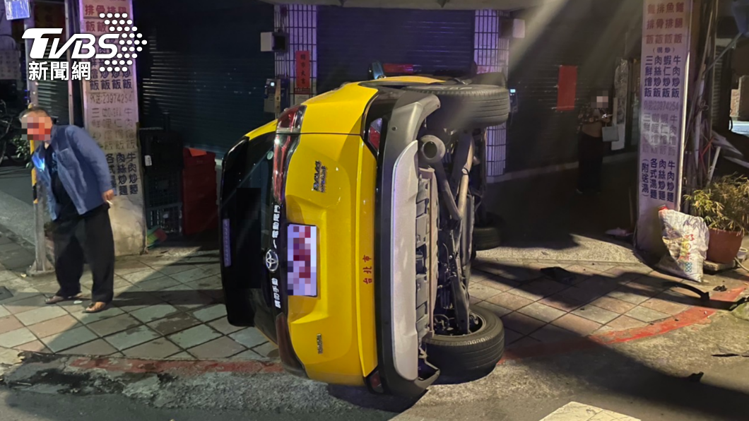 計程車滑行差點衝進民宅。(圖/TVBS)