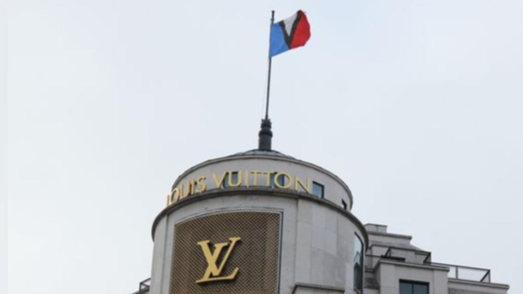 網友指出,LV巴黎旗艦店自2014年開始就懸掛該旗幟。(圖/翻攝自推特@SjoerdNolf)