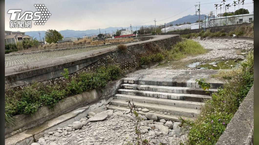 苗栗縣東河圳沒水乾涸 剩下垃圾魚屍