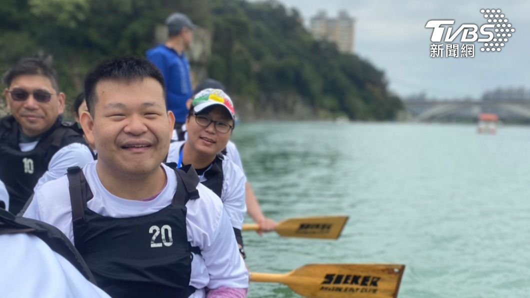 唐氏症關愛者協會的龍舟隊，12名划槳手中，有5位身心障礙者。（圖／唐氏症關愛者協會）