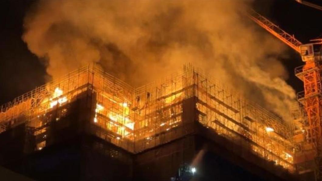 深夜火警!台中高樓層建案狂燒2層樓 隔壁大樓住戶急撤離