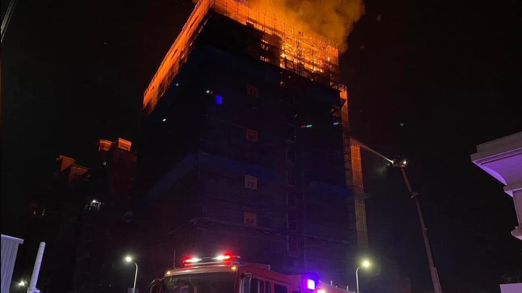 台中建案工地深夜火警。(圖/翻攝自臉書)