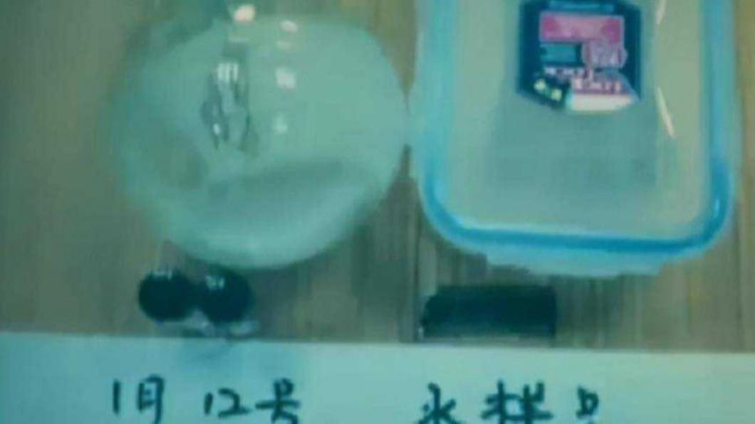 李男在水杯中發現劇毒化學物質。(圖/翻攝自微博)