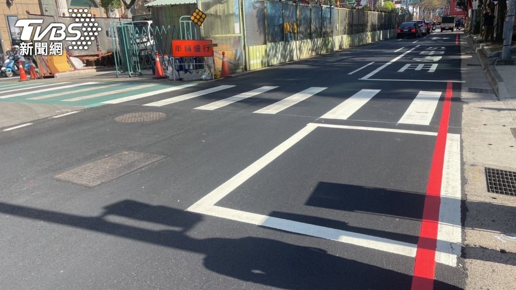 扯！桃園驚見「待撞區」佔掉半條馬路　市府急刨除：誤劃