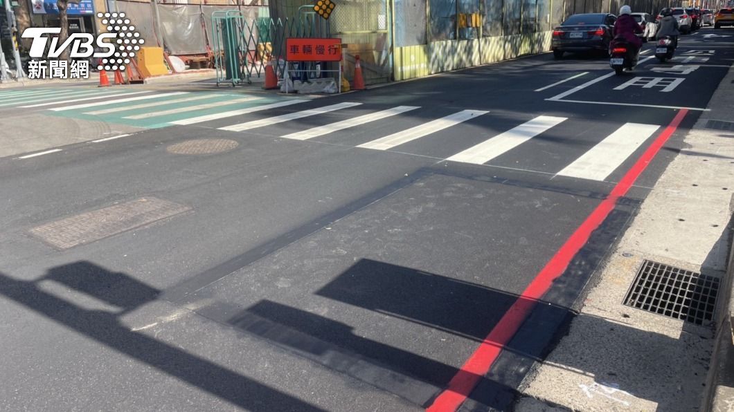 捷運工程局獲報後通知台電，先以黑漆覆蓋待轉區。（圖／桃園市捷運工程局提供）