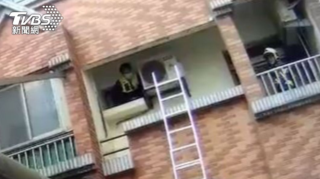 從冷氣孔進入屋內,將腰傷婦人救出。(圖/TVBS)