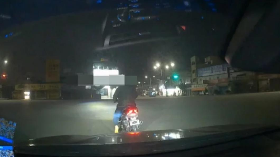 噪音吵死人!男騎改裝車「口罩遮車牌」躲查緝 警調電眼抓人